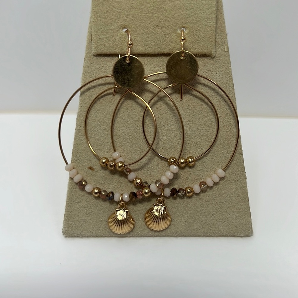 Gold tone sea shell with cream/brown and gold bead earrings
